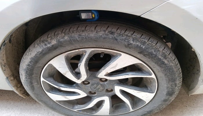 2018 Maruti Swift VXI, Petrol, Manual, 1,36,830 km, tyre