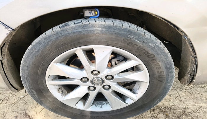 2016 Toyota Innova Crysta 2.4 G 8 STR, Diesel, Manual, 2,26,536 km, tyre