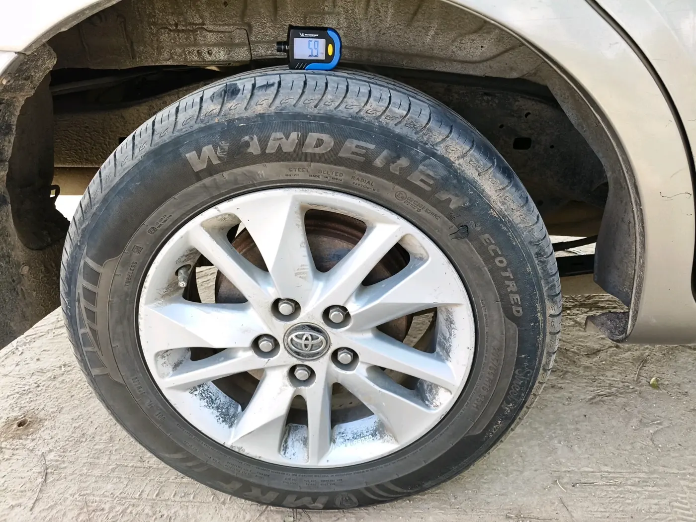 2016 Toyota Innova Crysta 2.4 G 8 STR, Diesel, Manual, 2,26,536 km, tyre