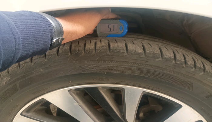 2022 Toyota Innova Crysta 2.7 ZX AT 7 STR, Petrol, Automatic, 21,323 km, tyre