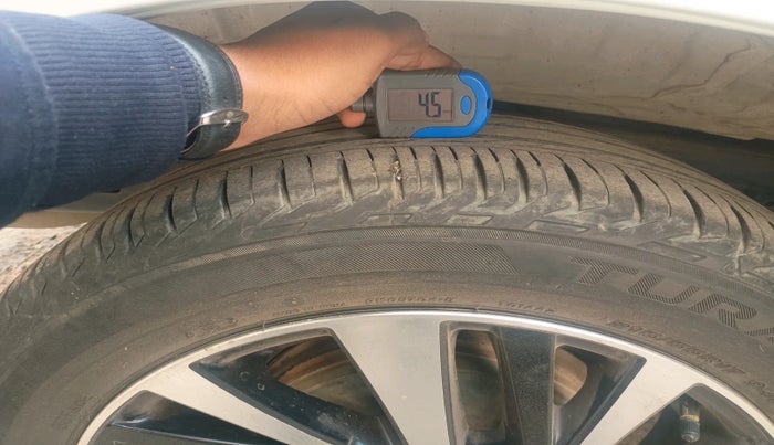 2022 Toyota Innova Crysta 2.7 ZX AT 7 STR, Petrol, Automatic, 21,323 km, tyre