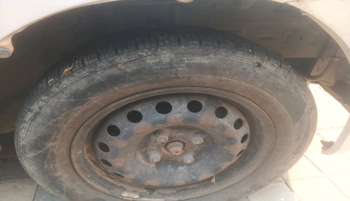 2012 Toyota Etios Liva G, Petrol, Manual, 32,770 km, tyre