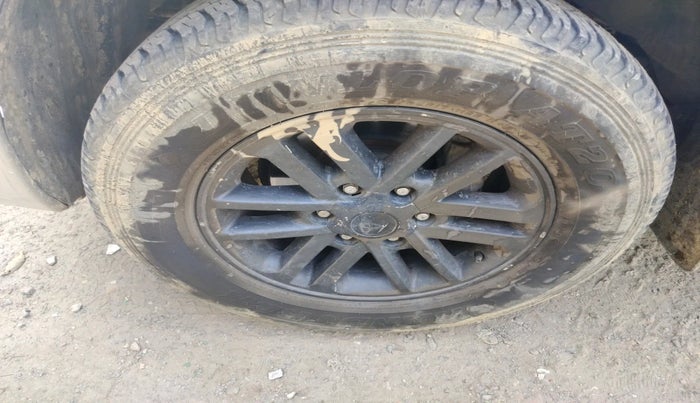 2013 Toyota Fortuner 3.0 4X2 MT, Diesel, Manual, 2,00,842 km, tyre