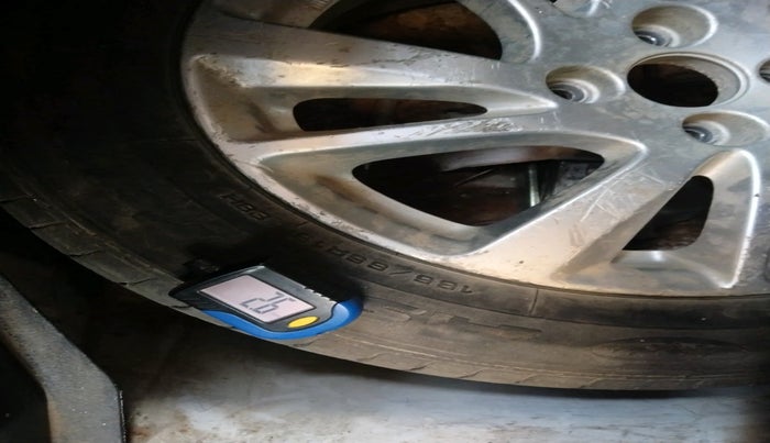 2011 Maruti Swift ZDI, Diesel, Manual, 1,21,390 km, tyre