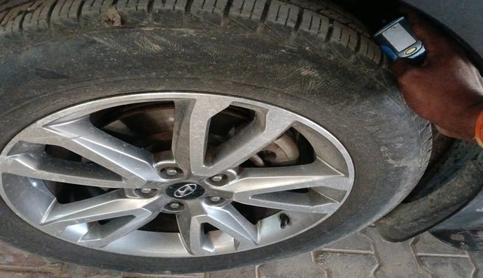 2014 Hyundai Santa Fe 4 WD AT, Diesel, Automatic, 1,31,288 km, tyre