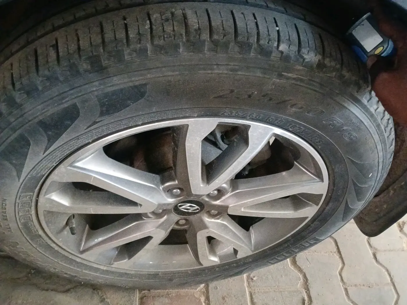 2014 Hyundai Santa Fe 4 WD AT, Diesel, Automatic, 1,31,288 km, tyre