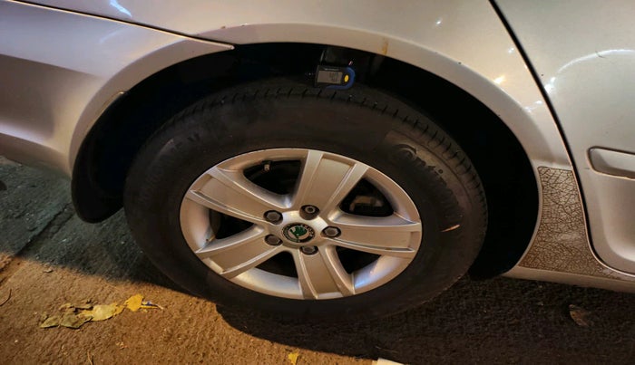 2011 Skoda Laura AMBIENTE 2.0 TDI CR AT, Diesel, Automatic, 2,31,289 km, tyre