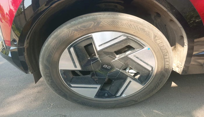 2025 Mahindra BE 6e Pack Three, Electric, Automatic, 7,711 km, tyre