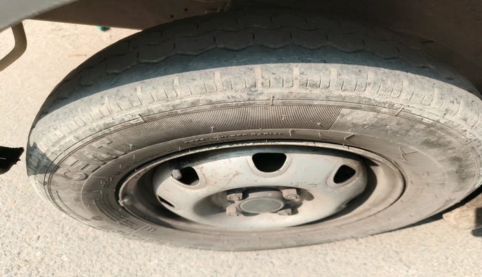 2016 Maruti Eeco 5 STR WITH A/C+HTR CNG, Petrol, Manual, 1,99,973 km, tyre