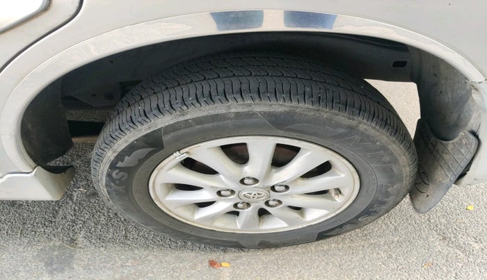 2013 Toyota Innova 2.5 VX 8 STR, Diesel, Manual, 6,19,606 km, tyre