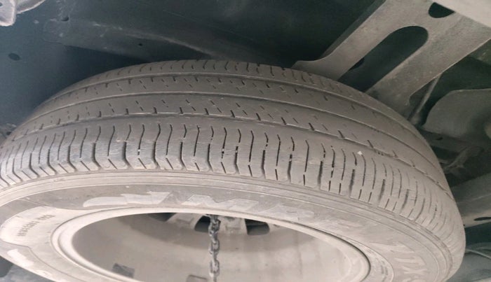 2013 Toyota Innova 2.5 VX 8 STR, Diesel, Manual, 6,19,606 km, tyre