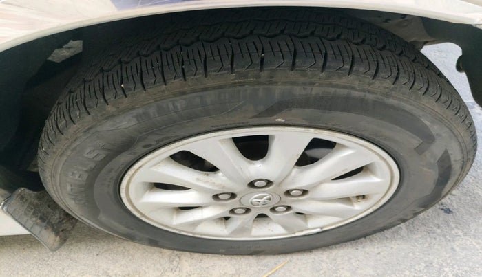 2013 Toyota Innova 2.5 VX 8 STR, Diesel, Manual, 6,19,606 km, tyre