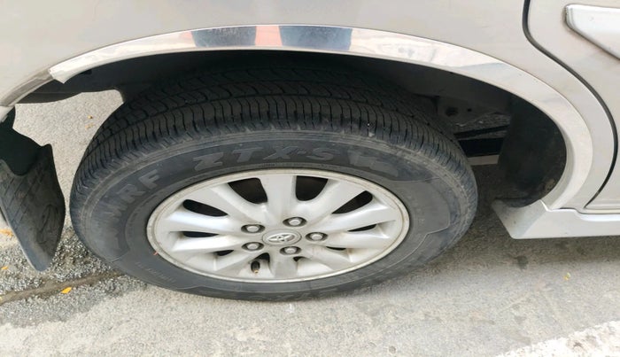 2013 Toyota Innova 2.5 VX 8 STR, Diesel, Manual, 6,19,606 km, tyre