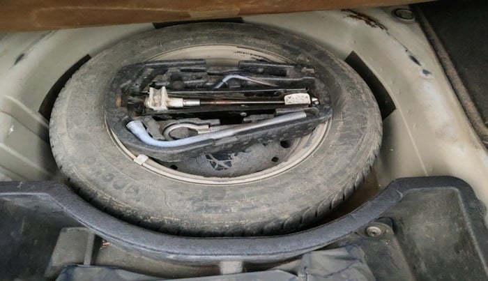 2011 Volkswagen Vento HIGHLINE DIESEL 1.6, Diesel, Manual, 1,22,261 km, tyre