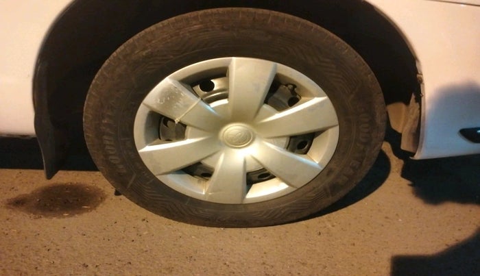 2011 Toyota Innova 2.5 G4 7 STR, Diesel, Manual, 1,41,715 km, tyre