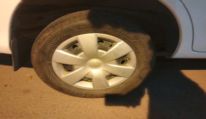 2011 Toyota Innova 2.5 G4 7 STR, Diesel, Manual, 1,41,715 km, tyre