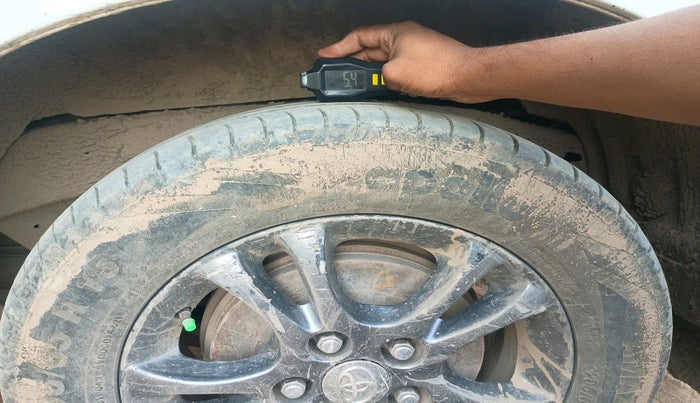 2011 Toyota Innova V 2.5 7 STR, Diesel, Manual, 2,74,003 km, tyre