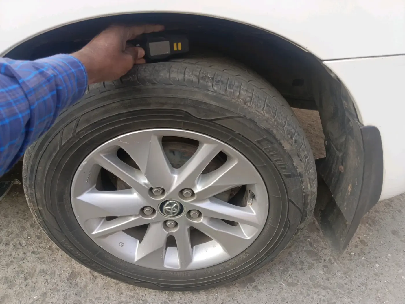 2019 Toyota Innova Crysta 2.4 G 8 STR, Diesel, Manual, 1,93,262 km, tyre
