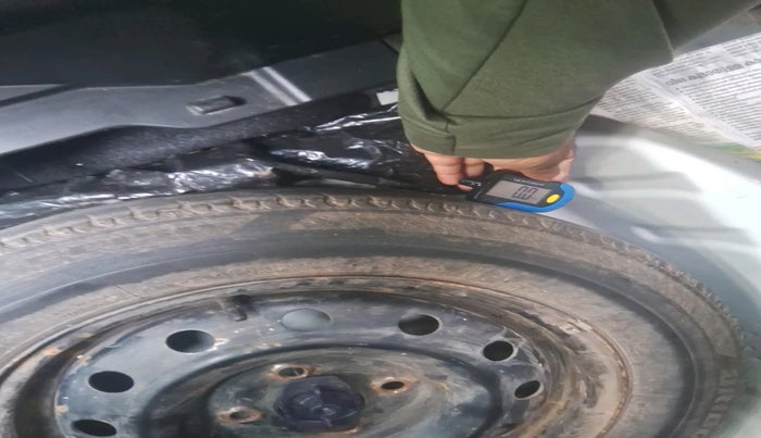 2018 Maruti Dzire VXI, Petrol, Manual, 49,111 km, tyre