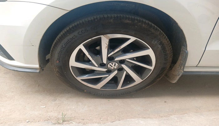 2022 Volkswagen Polo COMFORTLINE 1.0L TSI, Petrol, Manual, 86,248 km, tyre