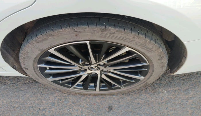 2024 Lexus ES 300h Exquisite, Hybrid, Automatic, 16,143 km, tyre