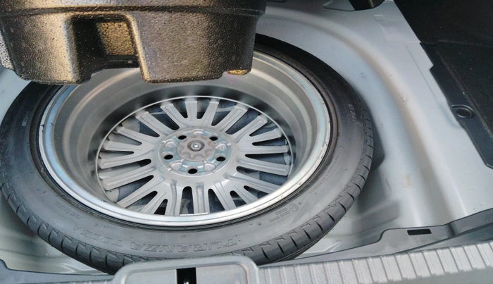 2024 Lexus ES 300h Exquisite, Hybrid, Automatic, 16,143 km, tyre