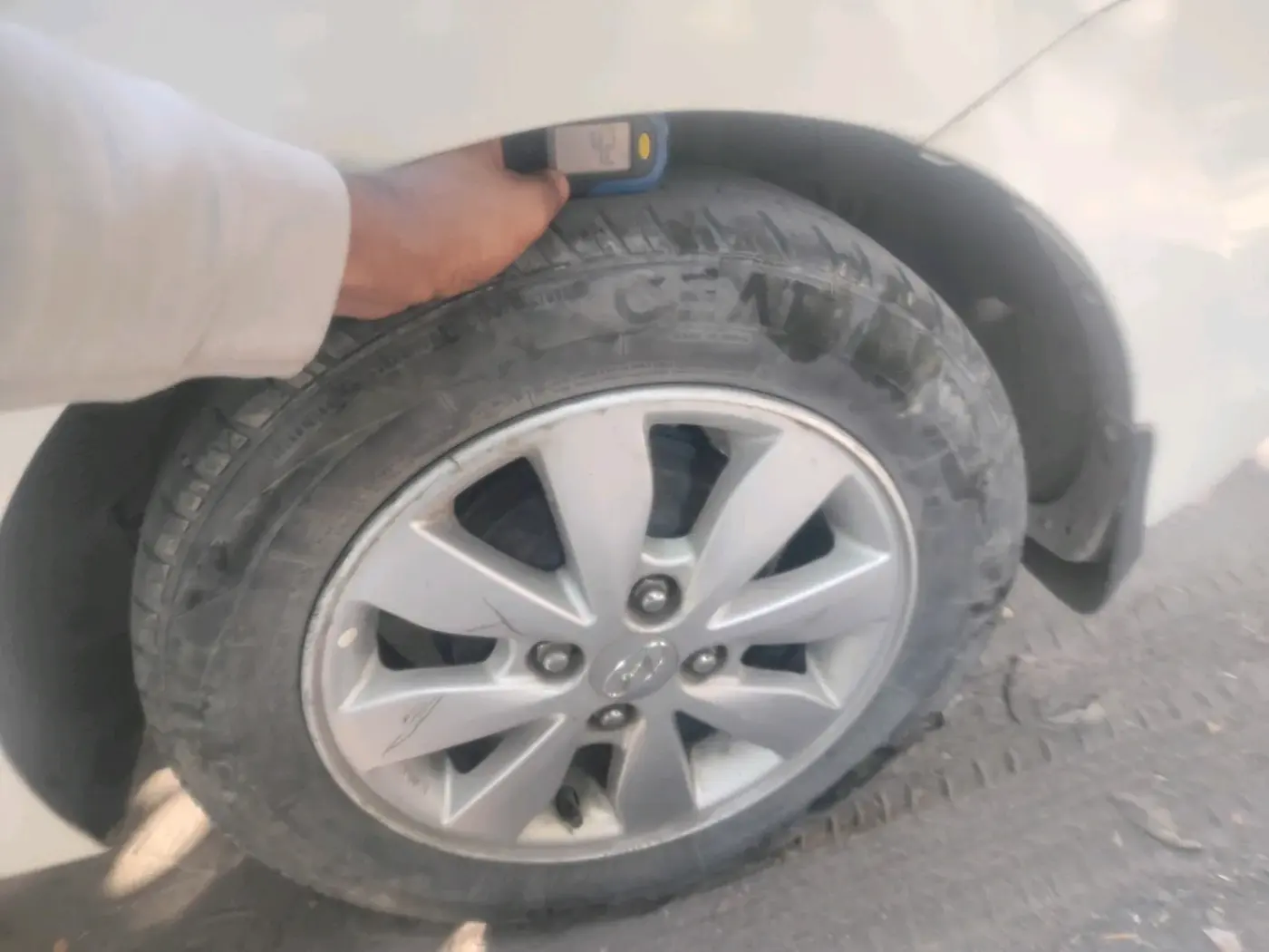 2014 Hyundai Xcent SX 1.2, Petrol, Manual, 1,15,406 km, tyre