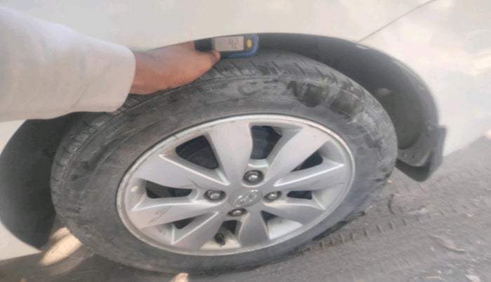 2014 Hyundai Xcent SX 1.2, Petrol, Manual, 1,15,406 km, tyre