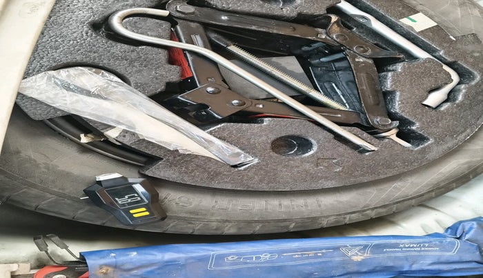 2021 Mahindra XUV300 W6 1.5 Sunroof Diesel, Diesel, Manual, 1,00,577 km, tyre