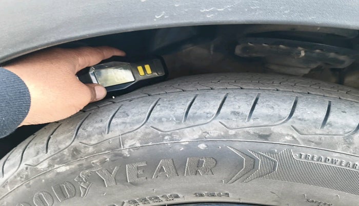 2021 Mahindra XUV300 W6 1.5 Sunroof Diesel, Diesel, Manual, 1,00,577 km, tyre