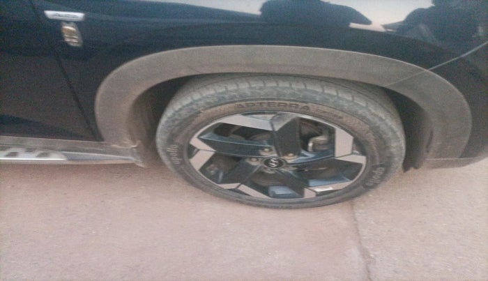 2022 Hyundai ALCAZAR PLATINUM (O) 7STR 1.5 AT, Diesel, Automatic, 51,097 km, tyre