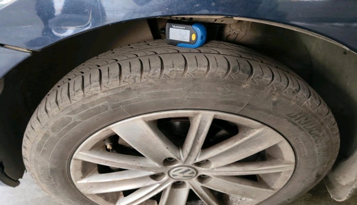 2015 Volkswagen Vento HIGHLINE 1.5 AT, Diesel, Automatic, 2,25,363 km, tyre