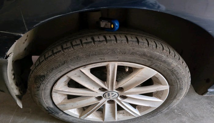 2015 Volkswagen Vento HIGHLINE 1.5 AT, Diesel, Automatic, 2,25,363 km, tyre