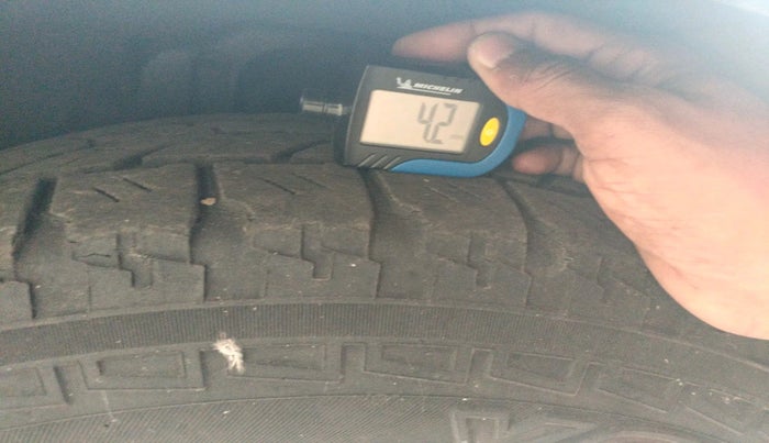 2014 Ssangyong Rexton RX7, Diesel, Automatic, 1,01,653 km, tyre