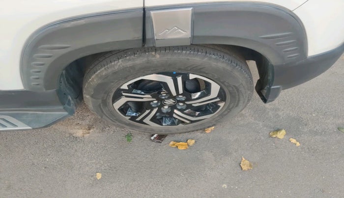 2024 Maruti BREZZA ZXI + AT SMART HYBRID, Petrol, Automatic, 27,599 km, tyre