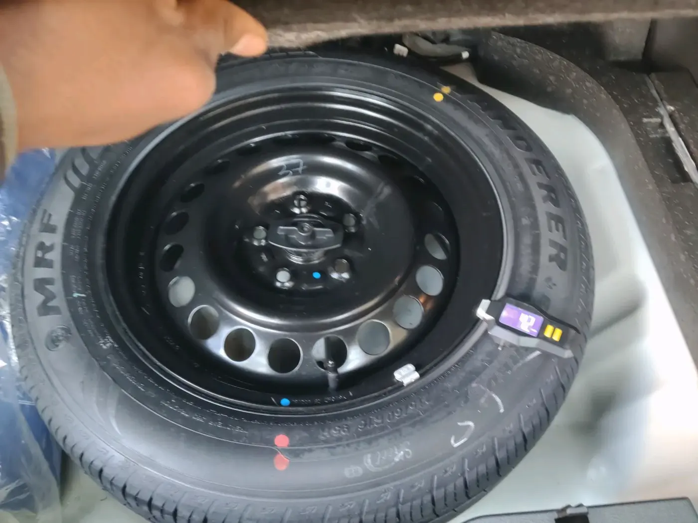 2024 Maruti BREZZA ZXI + AT SMART HYBRID, Petrol, Automatic, 27,599 km, tyre
