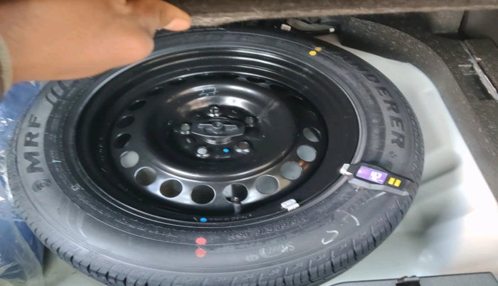 2024 Maruti BREZZA ZXI + AT SMART HYBRID, Petrol, Automatic, 27,599 km, tyre