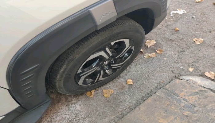 2024 Maruti BREZZA ZXI + AT SMART HYBRID, Petrol, Automatic, 27,599 km, tyre