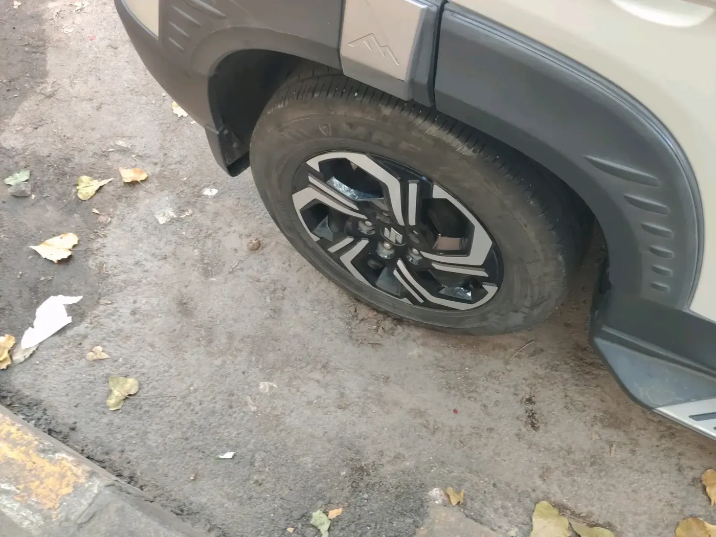 2024 Maruti BREZZA ZXI + AT SMART HYBRID, Petrol, Automatic, 27,599 km, tyre