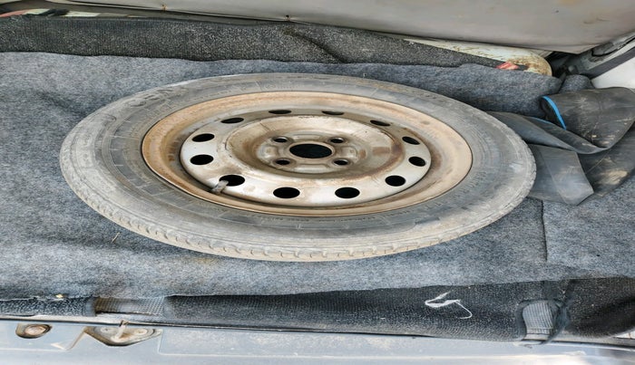 2011 Maruti Eeco 5 STR WITH A/C+HTR CNG, Petrol, Manual, 2,23,530 km, tyre