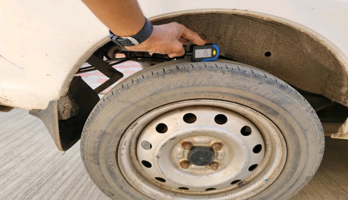 2011 Maruti Eeco 5 STR WITH A/C+HTR CNG, Petrol, Manual, 2,23,530 km, tyre