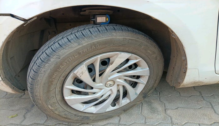 2012 Maruti Swift VXI, Petrol, Manual, 1,30,822 km, tyre