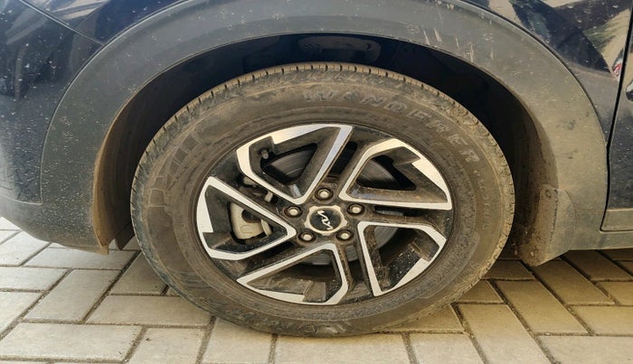 2022 KIA CARENS LUXURY PLUS 1.4 PETROL DCT 6 STR, Petrol, Automatic, 14,300 km, tyre