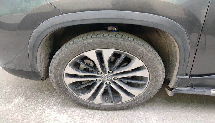 2022 MG HECTOR PLUS SHARP 1.5 PETROL TURBO HYBRID MT 6-STR, Petrol, Manual, 34,591 km, tyre