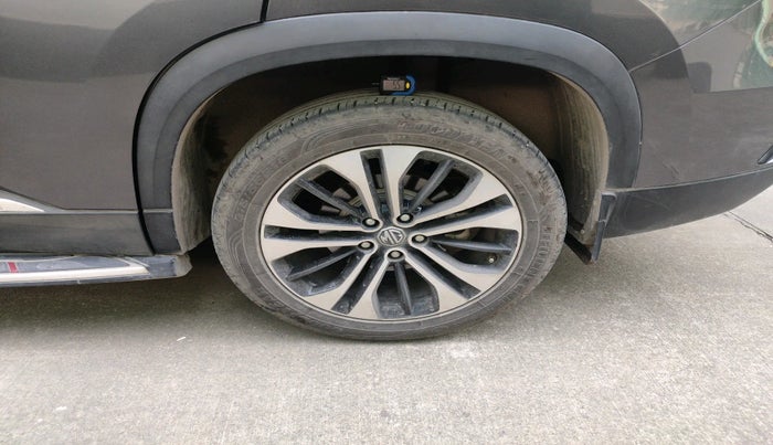 2022 MG HECTOR PLUS SHARP 1.5 PETROL TURBO HYBRID MT 6-STR, Petrol, Manual, 34,591 km, tyre