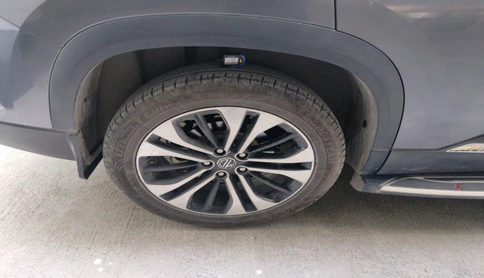 2022 MG HECTOR PLUS SHARP 1.5 PETROL TURBO HYBRID MT 6-STR, Petrol, Manual, 34,591 km, tyre