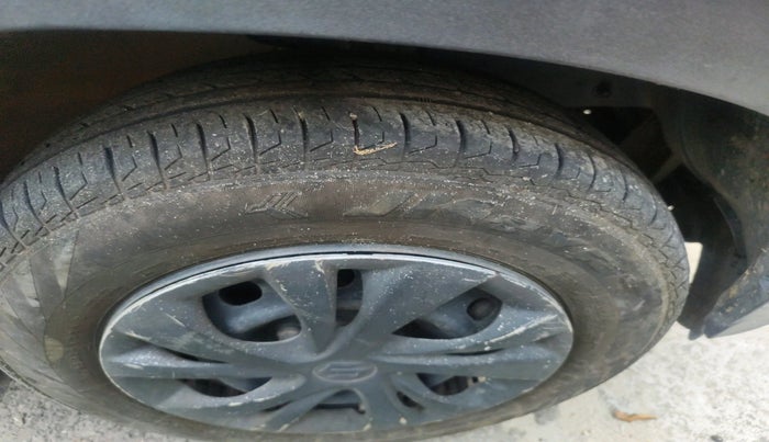 2016 Mahindra Kuv100 K6 6 STR, Petrol, Manual, 62,940 km, tyre