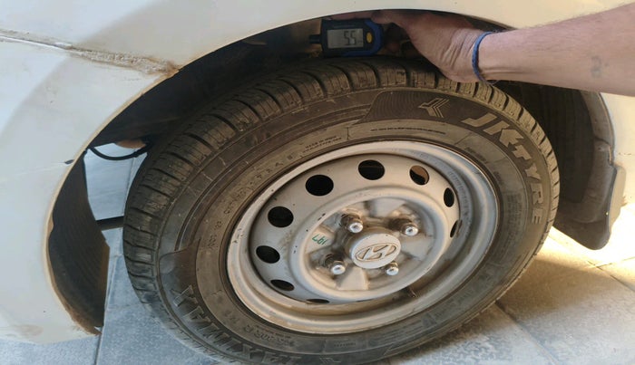 2015 Hyundai Eon D-LITE+, Petrol, Manual, 1,04,414 km, tyre