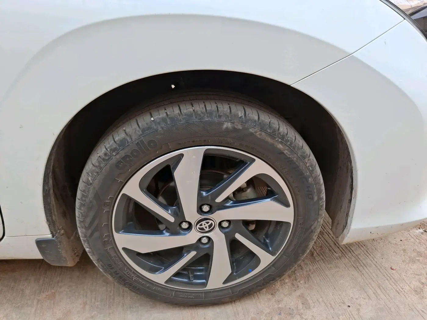 2024 Toyota Glanza V AMT, Petrol, Automatic, 25,943 km, tyre