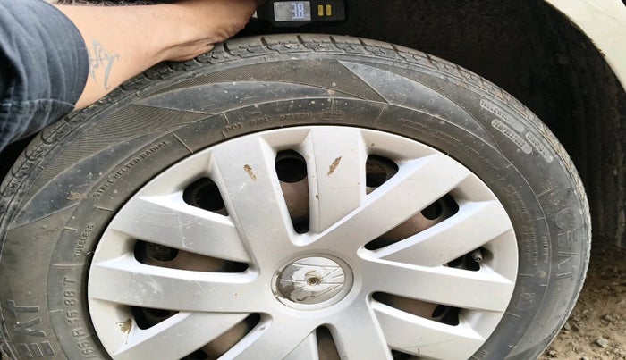 2013 Volkswagen Vento COMFORTLINE DIESEL 1.6, Diesel, Manual, 1,67,225 km, tyre